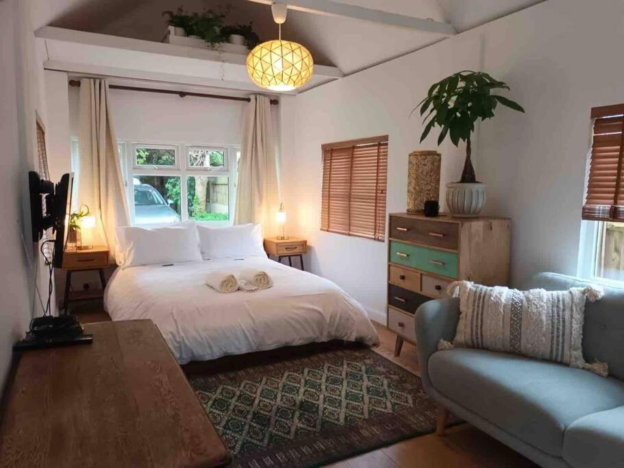 River Cabin Retreat Shepperton Ngoại thất bức ảnh